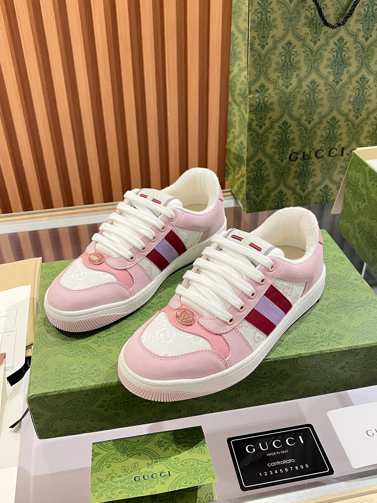 👟👟Ex-factory price 540👟👟 ⚡️Gucci Dirty Shoes Top factory quality, impeccable at the counter, the comfort is incredible. Retro distressed elements, washed retro logo on the tongue, metal double LOGO, 99% recognizable, full of Gucci elements; terry cloth lining, cowhide foot pads and 3mm latex are much more comfortable than real leather shoes. Environmentally friendly TPU wear-resistant outsole, soft and elastic. The inside of the tongue is made of imported elastic bands, which have great tension and won't strangle your feet. I don't develop the shoes without the original version. Only by getting the original version can the shoes be accurate and beat the market version instantly. Every stitch and every stitch is very tight and full. The debugging process is the most painstaking and requires no less than a hundred modifications before it is adjusted to the perfect state so that it can be worn comfortably by all foot types! Size 35-40 women’s model)